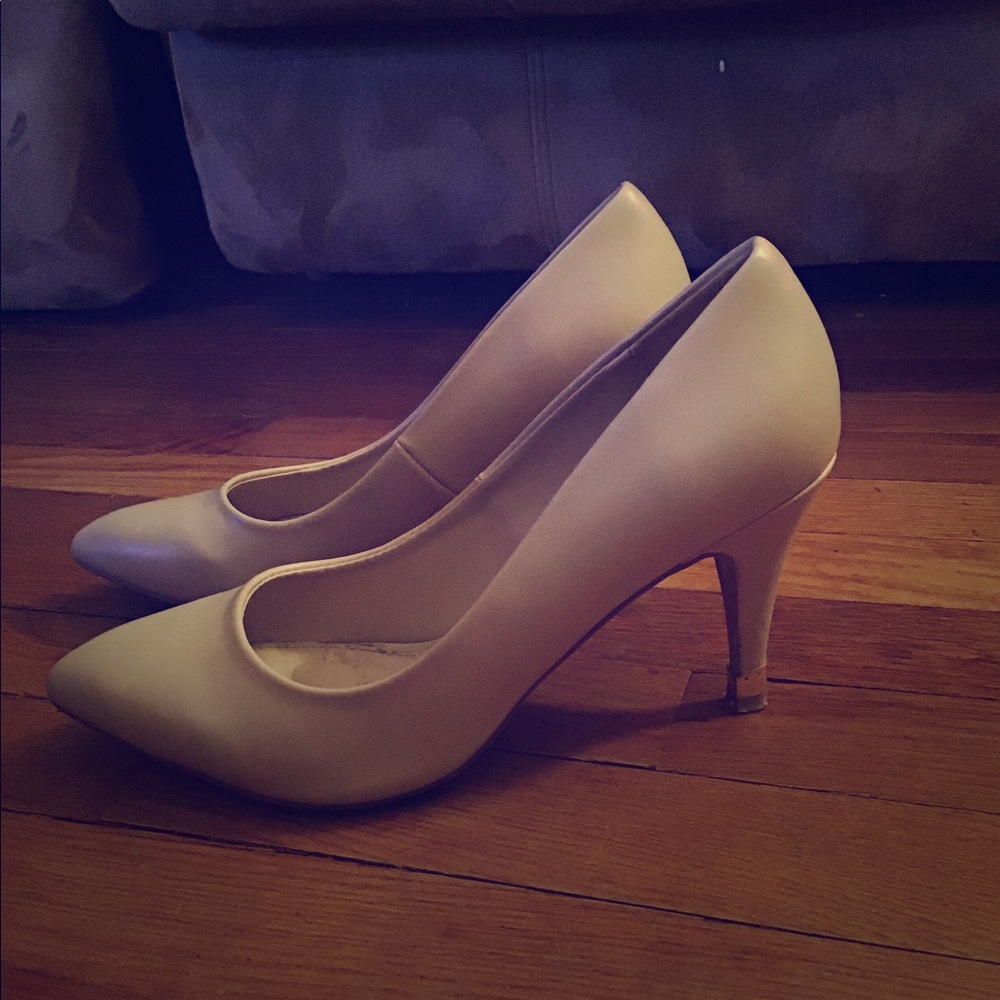 Size 8 Apt 9 cream heels